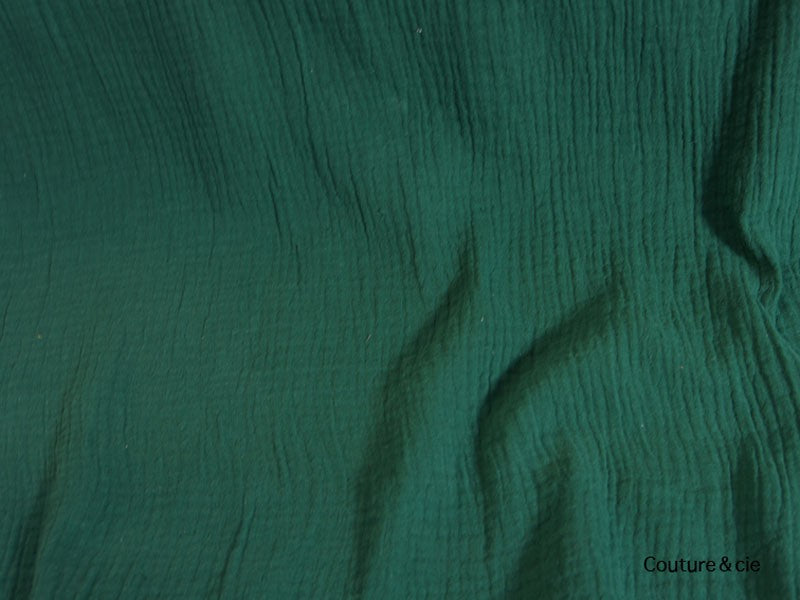 Double gaze gaufrée vert sapin, coupon 50*130cm dans Double gaze par Couture et Cie