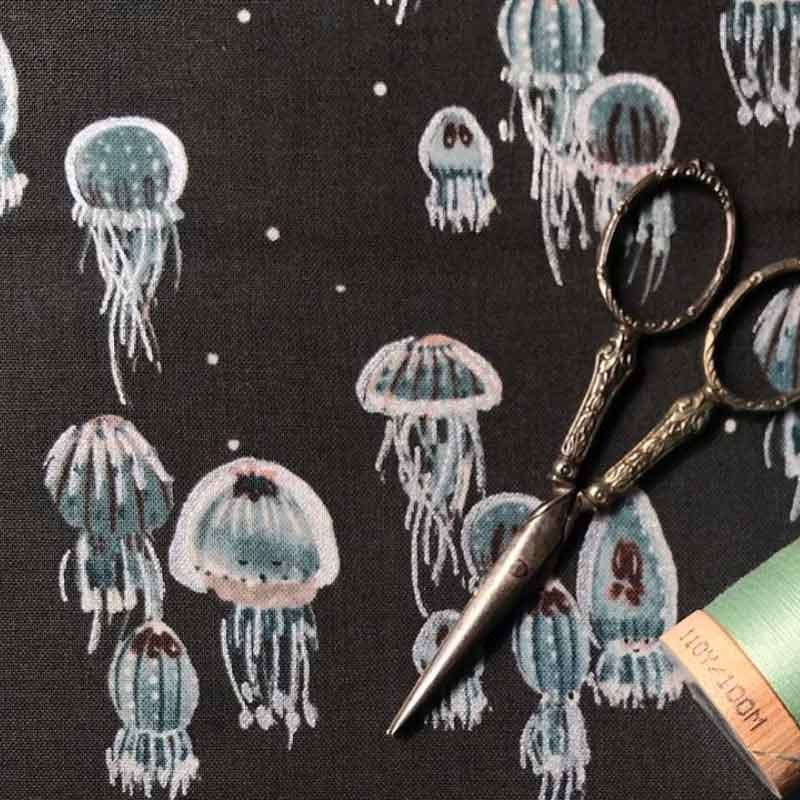 Tissu Cotton and Steel Kaikoura méduses encre, x10cm dans Accueil par Couture et Cie