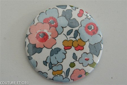Grand Badge Liberty Betsy porcelaine dans Badges 56 mm par Couture et Cie