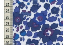 Tissu Liberty Betsy bleu lavande x10cm dans Tissus LIBERTY OF LONDON par Couture et Cie