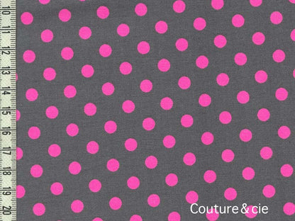 Tissu \\"Neo Dot\\" gris à pois rose fluo dans MICHAEL MILLER par Couture et Cie