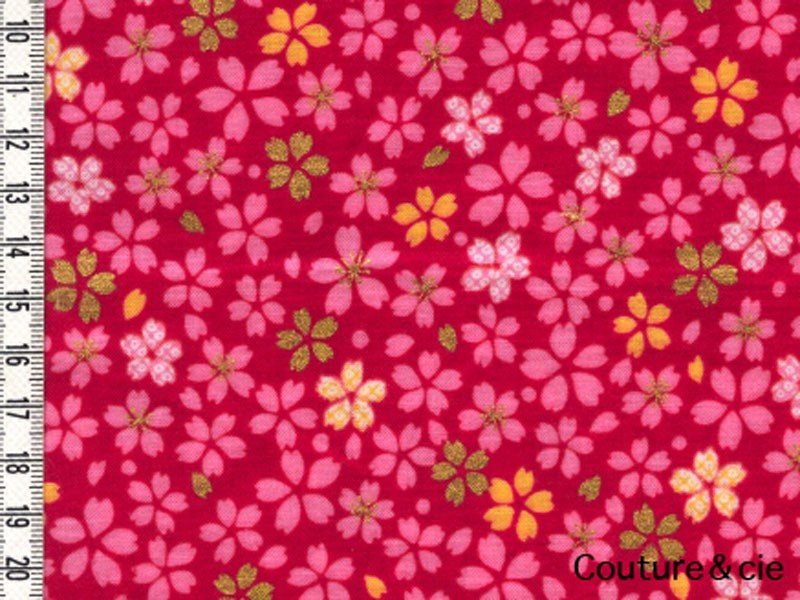 Tissu Petites Fleurs de cerisier rouge et or dans Motifs traditionnels par Couture et Cie