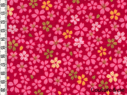 Tissu Petites Fleurs de cerisier rouge et or dans Motifs traditionnels par Couture et Cie