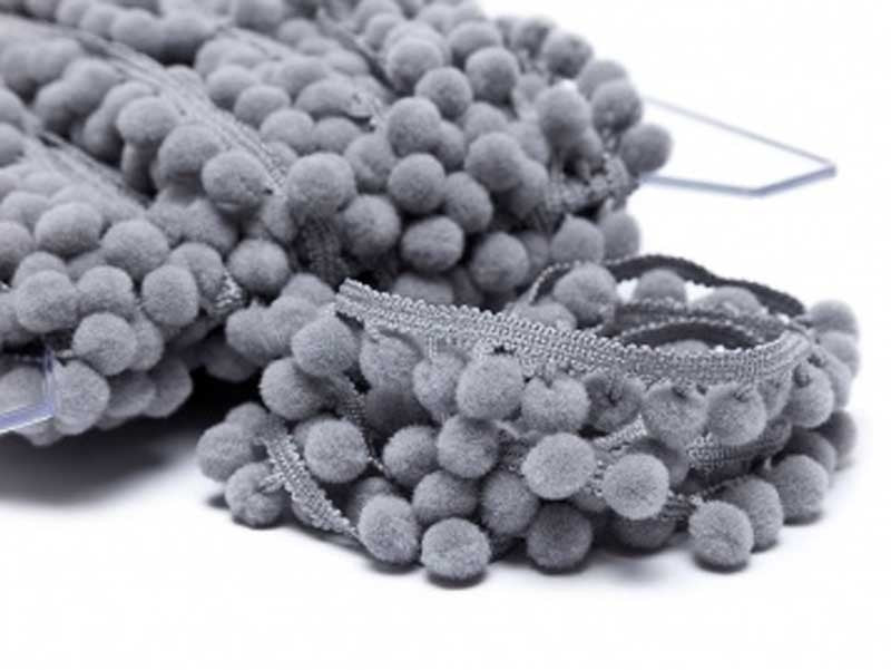 Galon pompons gris 18mm dans Galons pompons par Couture et Cie