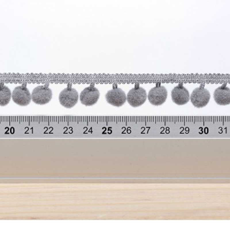 Galon pompons gris 18mm dans Galons pompons par Couture et Cie