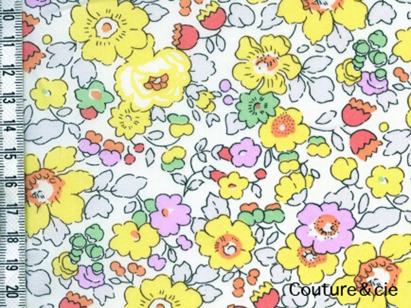 Tissu Liberty Betsy jaune, x10cm dans Batistes Tana Lawn par Couture et Cie