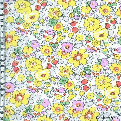Tissu Liberty Betsy jaune, x10cm dans Batistes Tana Lawn par Couture et Cie