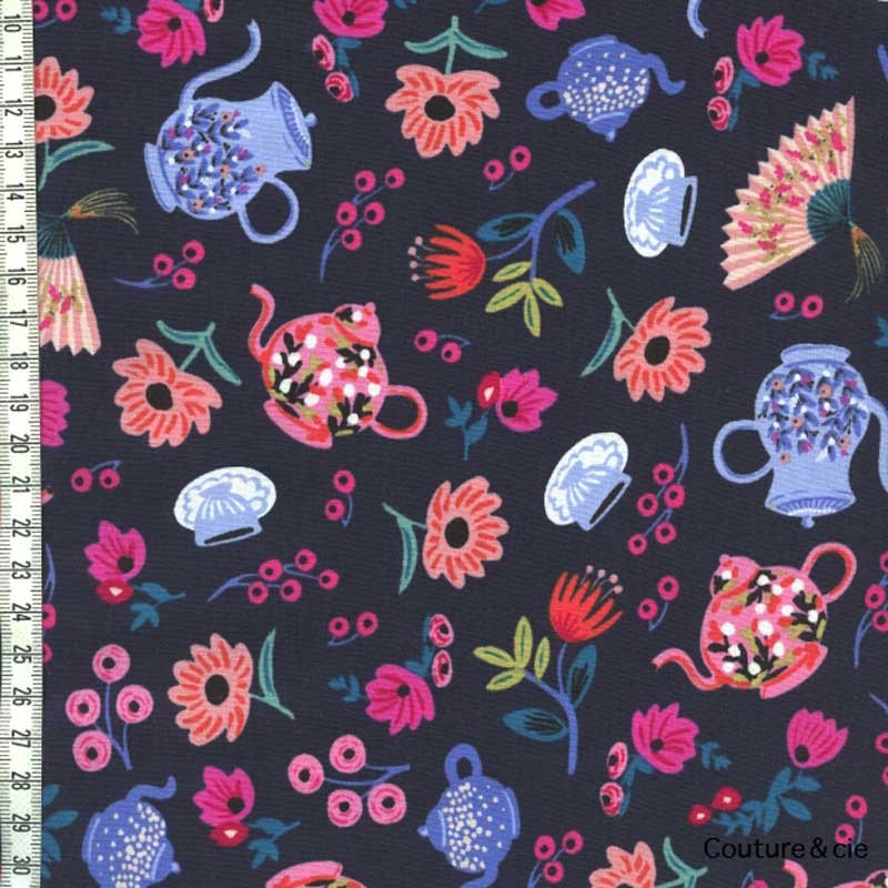 Tissu Rifle Paper Wonderland, Garden Party Bleu marine, x10cm dans Rifle Paper Co par Couture et Cie