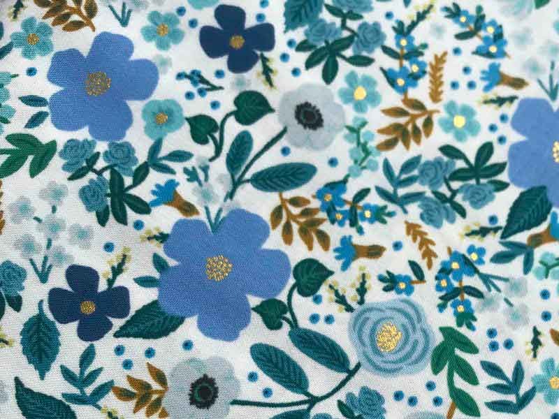 Tissu Rifle Paper Garden Party Wild rose bleu metallic, x10cm dans Rifle Paper Co par Couture et Cie