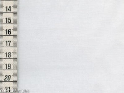 Batiste de Lawn porcelaine x10cm dans Tissus unis par Couture et Cie