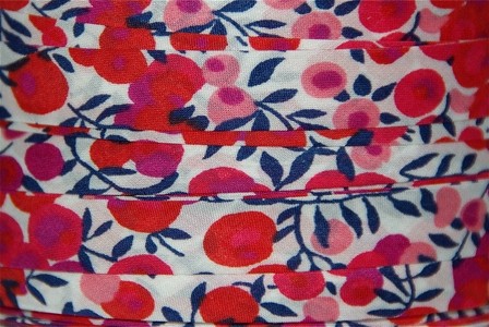 Biais Liberty Wiltshire rouge fond blanc, x10cm dans Biais Liberty par Couture et Cie