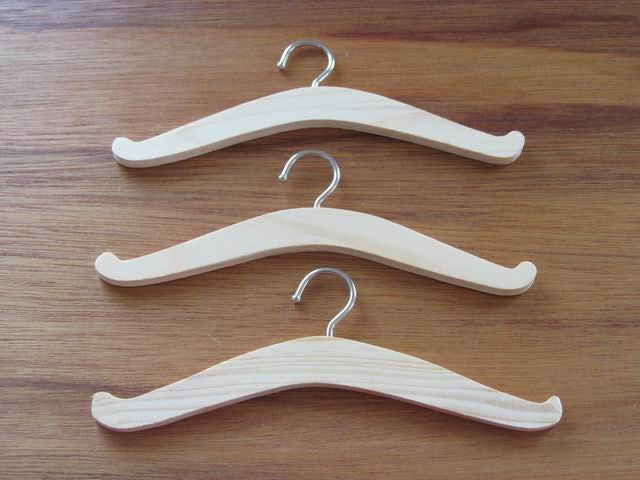 LOT DE 3 CINTRES dans Accessoires Poupées par Marotte et Cie