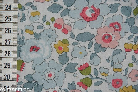 Tissu Liberty Betsy porcelaine x10cm dans Tissus LIBERTY OF LONDON par Couture et Cie