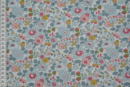 Tissu Liberty Betsy porcelaine x10cm dans Tissus LIBERTY OF LONDON par Couture et Cie