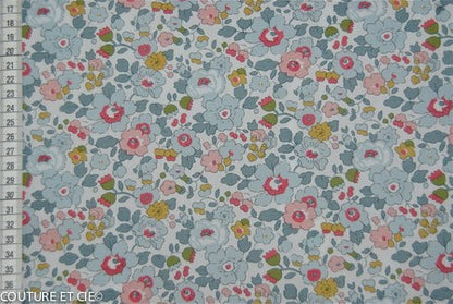 Tissu Liberty Betsy porcelaine x10cm dans Tissus LIBERTY OF LONDON par Couture et Cie