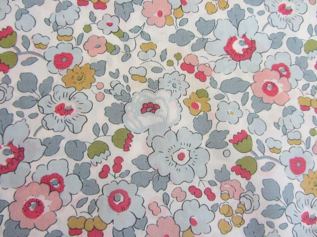 Coupon de tissu LIBERTY BETSY PORCELAINE 65 x 45 cm dans Tissus par Marotte et Cie